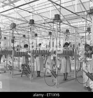 Fabbrica di telefonia femminile ; fabbricazione di strumenti telefonici a Bangalore ; Karnataka ; India ; Asia ; vecchia annata del 1900 Foto Stock