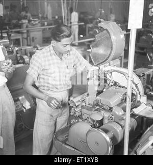 Lavoratori della linea di assemblaggio ; fabbrica di telefonia ; fabbricazione di strumenti telefonici a Bangalore ; Karnataka ; India ; Asia ; vecchia annata del 1900 Foto Stock