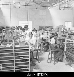 Lavoratori in linea di assemblaggio nella produzione di fabbrica telefonica di strumenti telefonici a Bangalore Karnataka India, 1950, Asia; vecchio vintage 1900 Foto Stock