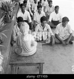 Alunni in classe ; VIDYAPITH sta addestrando i giovani rurali per la vita progressiva ; città di Nanjangud Mysore ; Karnataka ; India ; Asia ; vecchia annata del 1900 Foto Stock