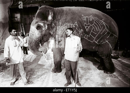 M F Hussain disegnò su elefante durante gaja gamini film asiatici in India Foto Stock