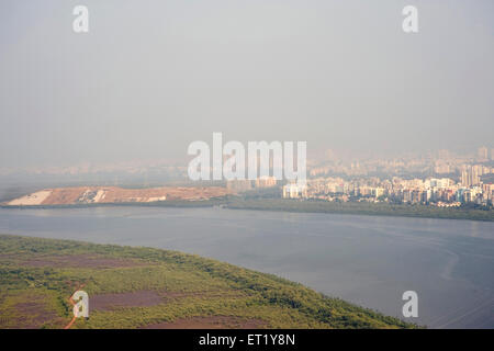 Discariche ; Gorai creek e mangrovie alberi ; Borivali ; Mumbai Bombay ; Maharashtra ; India Foto Stock