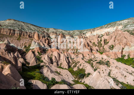 Tipici camini fiabesco paesaggio nella Valle delle Rose, Cappadocia, Turchia Foto Stock