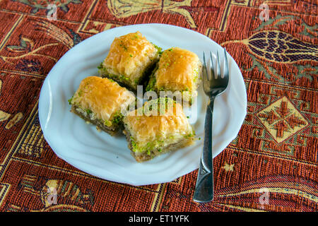 Piastra con il baklava tradizionale dolce turco Foto Stock