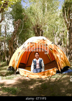 Ragazza seduta fuori tenda Saboo Ladakh Jammu e Kashmir India Signor#477 Foto Stock