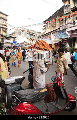 Vecchio edificio Jhaveri destra Massa alloggiamento urbana ; Bhuleshwar ; Charni road ; Mumbai Bombay ; Maharashtra ; India Foto Stock