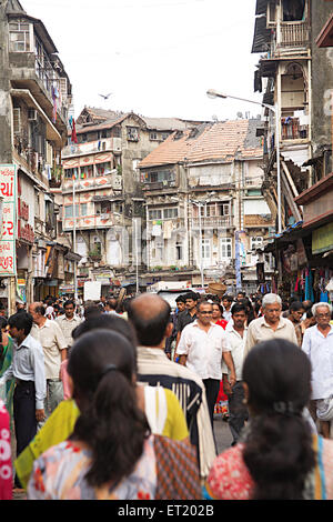 Vecchio edificio massa alloggiamento urbana ; kabutar khana ; Bhuleshwar ; Charni road ; Mumbai Bombay ; Maharashtra ; India Foto Stock