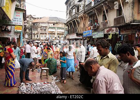 Vecchio edificio massa alloggiamento urbana ; kabutar khana ; Bhuleshwar ; Charni road ; Mumbai Bombay ; Maharashtra ; India Foto Stock