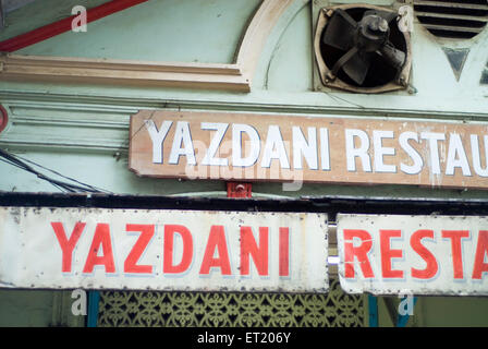 Ristorante e panificio Yazdani, fontana di flora, Bombay, Mumbai, Maharashtra, India, Asia Foto Stock