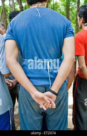 Boy Arms Behind, Bombay, Mumbai, Maharashtra, India, Asia Foto Stock