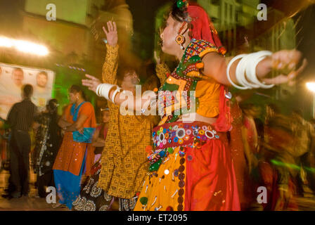 Uomo e donna danza garba durante il festival Navaratri ; Borivali ; Bombay ; Mumbai ; Maharashtra ; India ; Asia ; danza popolare indiana ; danza popolare asiatica Foto Stock