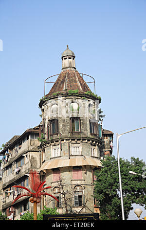 Tetto di fango vecchio edificio Gopal Niwas massa alloggiamento urbana ; Princess street ; Vardhaman Chowk ; Marine Lines ; Mumbai Foto Stock