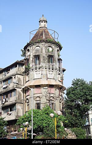 Tetto di fango vecchio edificio Gopal Niwas massa alloggiamento urbana ; Princess street ; Vardhaman Chowk ; Marine Lines ; Mumbai Foto Stock