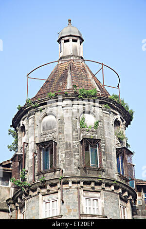 Tetto di fango vecchio edificio Gopal Niwas massa alloggiamento urbana ; Princess street ; Vardhaman Chowk ; Marine Lines ; Mumbai Foto Stock