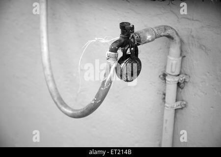 Tap in slum ; Mahim Sion link Road ; Bombay ; Mumbai ; Maharashtra ; India ; Asia ; Asia ; indiano Foto Stock