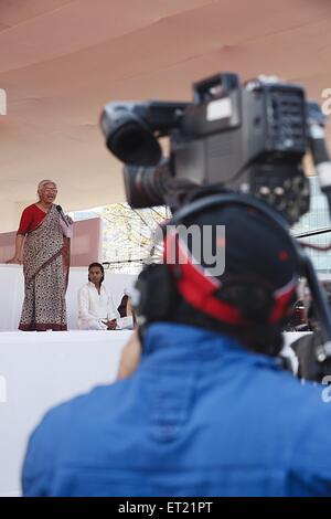 Medha Patkar, attivista sociale indiano, parlando MMRDA Grounds, Bombay, Mumbai, Maharashtra, India, Asia, Asia, India Foto Stock