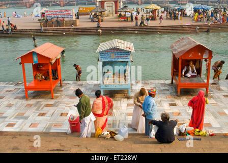 Pellegrini presso la banca di fiume Ganga ; Haridwar ; Uttaranchal Uttarakhand ; India Foto Stock