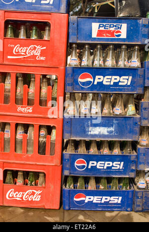 Empty Pepsi coke Coca Cola bevande fredde bottiglie, Asansol, Paschim Bardhaman distretto, Bengala Occidentale, India, Asia Foto Stock