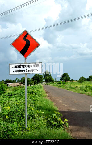 Cartello PMGSY sulla strada Ladgaon Shrirampur Ahmednagar Maharashtra India primo ministro indiano gram sadak yogna programma di sviluppo di strade rurali Foto Stock