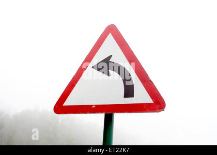 Svoltare a sinistra in direzione di ; colline tigre ; Lonavala ; stazione collinare ; Lonavla ; Khandala ; Poona ; Pune ; Maharashtra ; India ; Asia Foto Stock