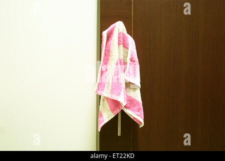Impiccagione di tovaglioli rosa e bianco ; Mulund ; Bombay ; Mumbai ; Maharashtra ; India ; Asia Foto Stock