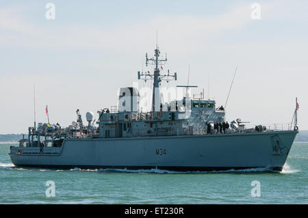 HMS Middleton (M34) arrivando a Portsmouth. Foto Stock