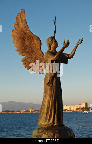 Angelo della speranza e messaggero di pace su El Malecon Puerto Vallarta, Messico Foto Stock