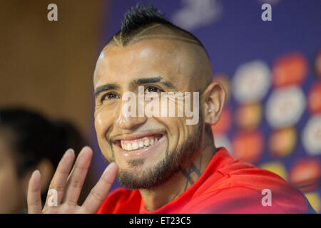 Santiago del Cile. Decimo Giugno, 2015. Cile del National Soccer team player Arturo Vidal reagisce durante una conferenza stampa prima della partita di apertura del 2015 Copa America agaisnt Ecuador, nella città di Santiago, capitale del Cile, il 10 giugno 2015. Il 2015 Copa America si terrà in Cile dal 11 giugno al 4 luglio. Credito: Luis Echeverria/Xinhua/Alamy Live News Foto Stock