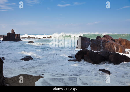 Onde che si infrangono sulla riva vicino a Puerto Vallarta, Messico Foto Stock