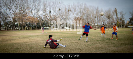 Santiago del Cile. Decimo Giugno, 2015. Agli studenti di giocare a calcio in un campo dietro il Julio Martinez Pradanos National Stadium, a Santiago del Cile, il 10 giugno 2015. Lo Stadio Nazionale sarà la sede della partita di apertura del 2015 Cile Copa America tra Cile ed Ecuador. Credito: Pedro Mera/Xinhua/Alamy Live News Foto Stock