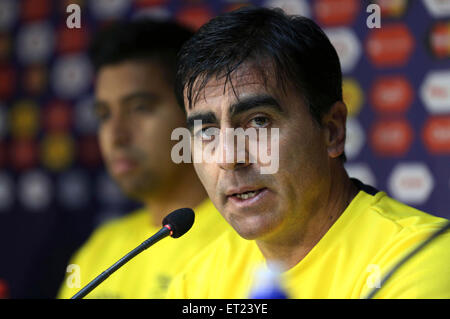 Santiago del Cile. Decimo Giugno, 2015. Il coach Gustavo Domingo Quinteros dell Ecuador la squadra nazionale prende parte a una conferenza stampa prima del gioco di apertura di 2015 Copa America contro il Cile, a Santiago del Cile, il 10 giugno 2015. Il 2015 Copa America, si terrà in Cile dal 11 giugno al 4 luglio. Credito: Claudio Fanchi/TELAM/Xinhua/Alamy Live News Foto Stock