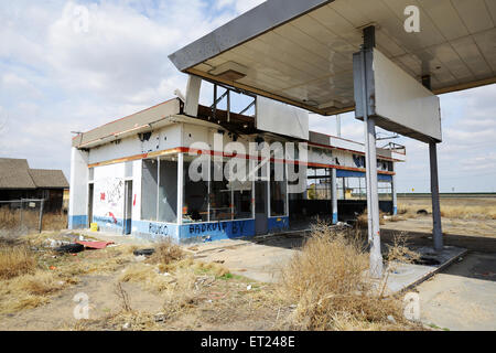 Un abbandonata la stazione di gas sul vecchio tracciato 66 in Conway, Texas nel sud-ovest degli Stati Uniti. Foto Stock