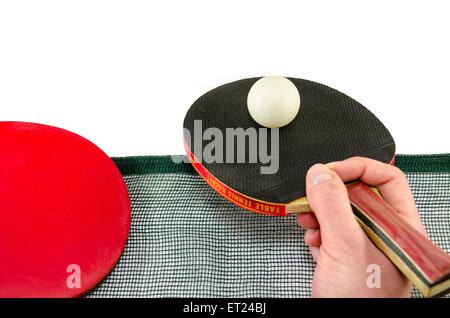 Maschio lato tenendo un ping pong racket e un tavolo da ping pong palla sopra una rete isolata su bianco Foto Stock