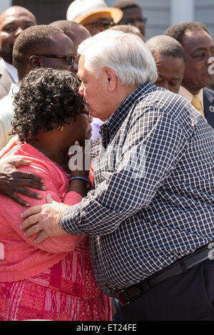 Judy Scott, madre di uccisi automobilista Walter Scott è confortato dalla North Charleston Sindaco Keith Summey durante la cerimonia della firma per il primo disegno di legge nella nazione che impone a tutte le forze di polizia ad usura telecamere su Giugno 10, 2015 a North Charleston, Carolina del Sud. Il progetto di legge è stato un risultato di uccisione di Walter Scott da un funzionario di polizia di North Charleston in aprile. Foto Stock