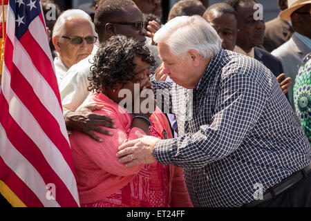 Judy Scott, madre di uccisi automobilista Walter Scott è confortato dalla North Charleston Sindaco Keith Summey durante la cerimonia della firma per il primo disegno di legge nella nazione che impone a tutte le forze di polizia ad usura telecamere su Giugno 10, 2015 a North Charleston, Carolina del Sud. Il progetto di legge è stato un risultato di uccisione di Walter Scott da un funzionario di polizia di North Charleston in aprile. Foto Stock
