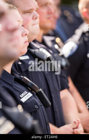 North Charleston poliziotti indossano le nuove telecamere come governatore Nikki Haley segni il primo disegno di legge nella nazione che impone a tutte le forze di polizia ad indossare le telecamere su Giugno 10, 2015 a North Charleston, Carolina del Sud. Il progetto di legge è stato un risultato di uccisione di Walter Scott da un funzionario di polizia di North Charleston in aprile. Foto Stock