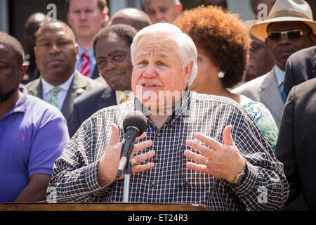 North Charleston Sindaco Keith Summey parla ad una cerimonia di firma il primo disegno di legge nella nazione che impone a tutte le forze di polizia ad usura telecamere come governatore Nikki Haley guarda a giugno 10, 2015 a North Charleston, Carolina del Sud. Il progetto di legge è stato un risultato di uccisione di Walter Scott da un funzionario di polizia di North Charleston in aprile. Foto Stock