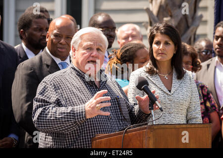 North Charleston Sindaco Keith Summey parla ad una cerimonia di firma il primo disegno di legge nella nazione che impone a tutte le forze di polizia ad usura telecamere come governatore Nikki Haley guarda a giugno 10, 2015 a North Charleston, Carolina del Sud. Il progetto di legge è stato un risultato di uccisione di Walter Scott da un funzionario di polizia di North Charleston in aprile. Foto Stock
