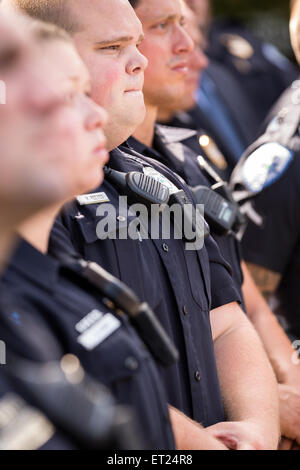 North Charleston poliziotti indossano le nuove telecamere come governatore Nikki Haley segni il primo disegno di legge nella nazione che impone a tutte le forze di polizia ad indossare le telecamere su Giugno 10, 2015 a North Charleston, Carolina del Sud. Il progetto di legge è stato un risultato di uccisione di Walter Scott da un funzionario di polizia di North Charleston in aprile. Foto Stock