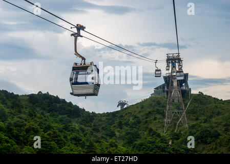 Funivie salire sulle montagne della Isola di Lantau in Hong Kong SAR. Foto Stock