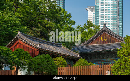 La vecchia architettura del Tempio Bongeunsa si erge contro i grattacieli più recenti di Gangnam in Seoul, Corea del Sud. Foto Stock