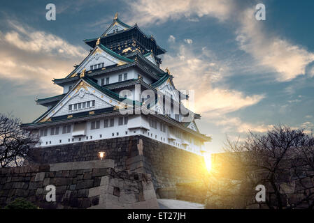 Il sole tramonta dietro il Castello di Osaka a Osaka, in Giappone. Foto Stock