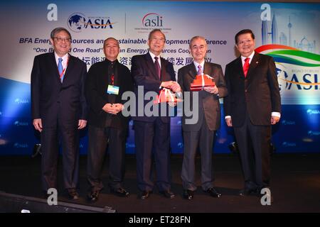 Kuala Lumpur, Malesia. 11 Giugno, 2015. Vice Presidente del Forum Boao per l'Asia (BFA) Zeng Peiyan (C), Ex malese il Primo Ministro Abdullah Ahmad Badawi (2R) e gli ospiti possono rappresentare per le foto durante la BFA energia, risorse e sviluppo sostenibile conferenza a Kuala Lumpur, Malesia, 11 giugno 2015. Credito: Chong Voon Chung/Xinhua/Alamy Live News Foto Stock