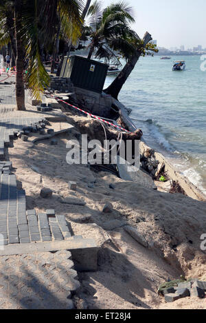 Erosione del mare espone i cavi di energia elettrica accanto alla spiaggia di Pattaya Thailandia Foto Stock