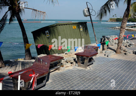 Erosione del mare espone l'elettricità la scatola di giunzione e cavi accanto alla spiaggia di Pattaya Thailandia Foto Stock