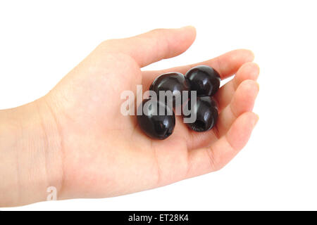 Olive nere in mano isolata su uno sfondo bianco Foto Stock