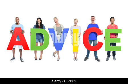 Multi-etnico gruppo di persone azienda lettera 'consulenza' Foto Stock