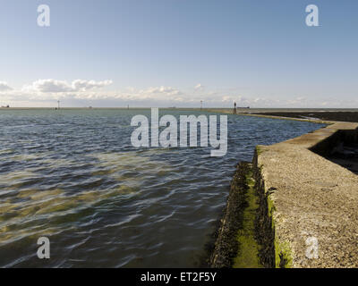 La parete sul mare e la piscina di marea a Walpole Bay, Margate Kent Foto Stock