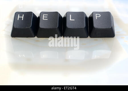 HELP - Nero quattro tasti della tastiera la lettura di parola help sul vetro bianco sullo sfondo Foto Stock
