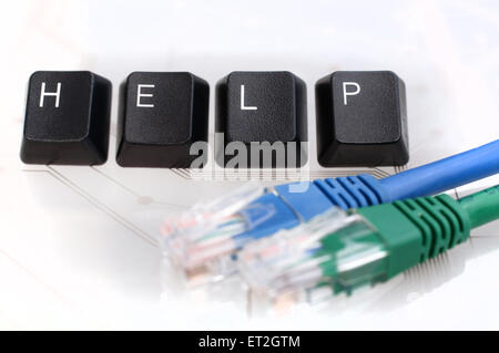 HELP - Nero quattro tasti della tastiera la lettura di aiuto di Word con il blu e il verde dei cavi di rete sul vetro bianco sullo sfondo Foto Stock